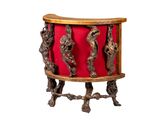 une chaise en bois avec un coussin rouge et une sculpture posée dessus