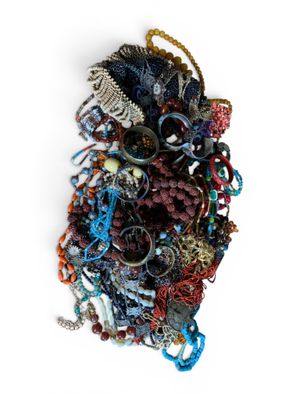 une pile de bijoux assortis sur une surface blanche