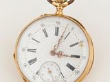 une montre de poche en or avec des chiffres romains sur le cadran