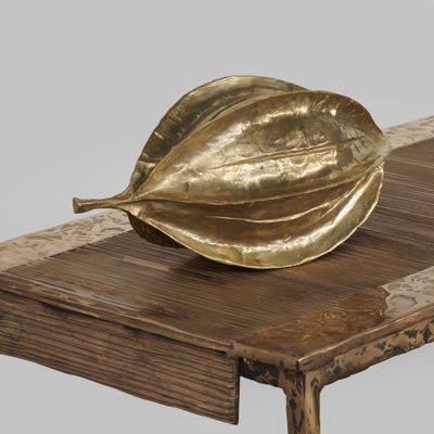 une feuille d'or posée sur une table en bois