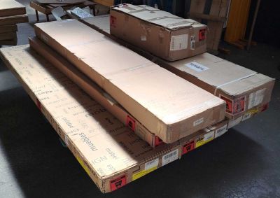 une pile de cartons posée sur une table
