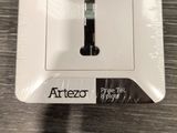 une assiette blanche sur laquelle figure un logo en noir et blanc