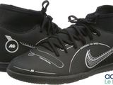 une photo d'une paire de chaussures noires avec une inscription blanche dessus