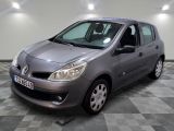 la voiture grise est garée dans le garage sur le sol en damier