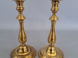 paire de chandeliers anciens en laiton sur fond blanc