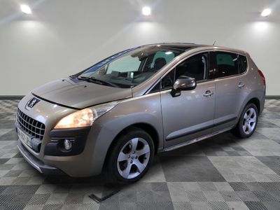 la photo d'une voiture argentée garée dans une salle d'exposition