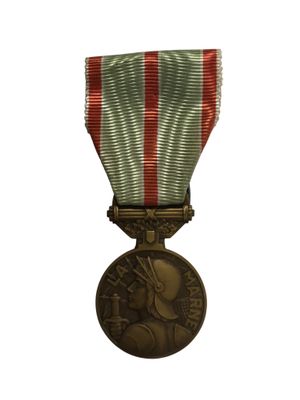 une image d'une médaille entourée d'un ruban sur fond blanc
