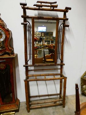 un miroir posé sur un pied à côté d'une horloge