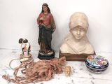 une statue représentant une femme assise à côté d'une statue représentant un homme