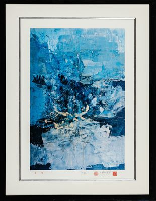 une peinture abstraite dans les tons de bleu et de blanc, sur laquelle volent des oiseaux