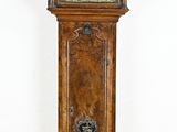 une horloge de parquet qui se trouve dans un coin de la pièce