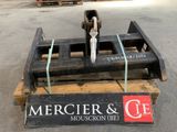 une fourche posée sur une palette, à laquelle est fixée une étiquette