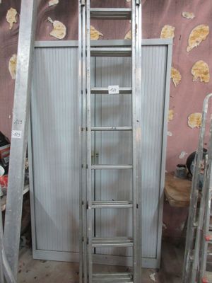 une échelle adossée au mur d'une pièce