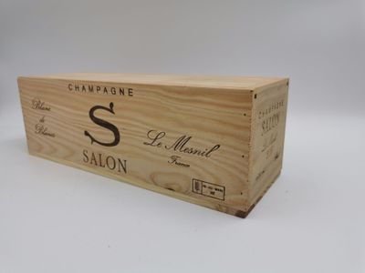 un gros plan sur une boîte de vin posée sur une surface blanche