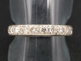 un gros plan d'une bague sertie de diamants