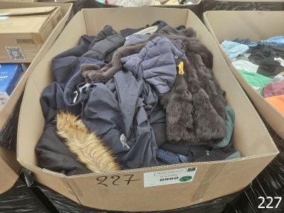 une boîte en carton remplie de vêtements et d'autres objets