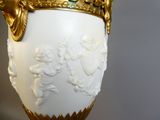 un vase blanc décoré d'or