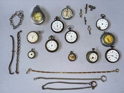 de nombreux modèles différents de montres de poche et de chaînes posés sur la table