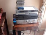 une pile de CD posée sur une table près d'une fenêtre