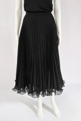 une robe noire sur un mannequin mannequin mannequin mannequin mannequin mann