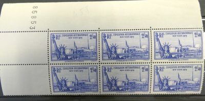 un gros plan d'un timbre sur lequel figure la statue de la Liberté