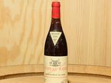 une bouteille de vin posée sur un tonneau