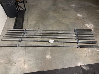 un ensemble de tiges métalliques posées à même un sol en béton