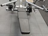 une photo d'une salle de sport avec un banc et des haltères