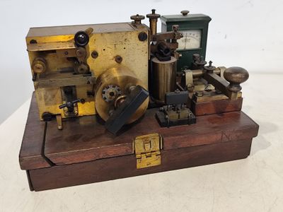 une petite machine posée sur une caisse en bois