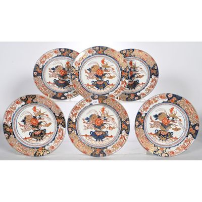 six assiettes ornées de motifs floraux sont disposées sur une surface blanche