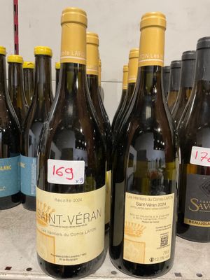 plusieurs bouteilles de vin sont alignées sur une table