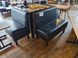 deux chaises en cuir noir et un banc dans un restaurant