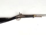 un vieux fusil sur une surface blanche avec un fond blanc