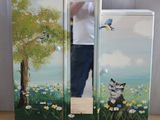un homme debout devant une armoire peinte