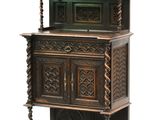 une vieille armoire en bois ornée de sculptures élaborées