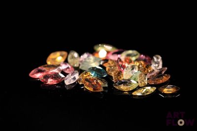 pierres précieuses multicolores sur fond noir