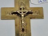 un crucifix plaqué or avec une étiquette de prix et une étiquette de prix
