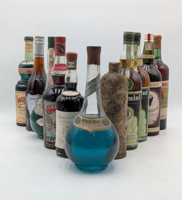 des bouteilles d'alcool alignées en rang sur une surface blanche