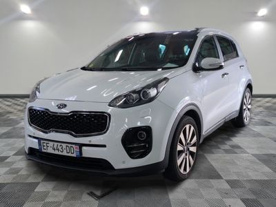 la voiture blanche est garée dans le garage sur un sol en damier