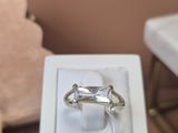 une bague qui se trouve dans une boîte sur une table