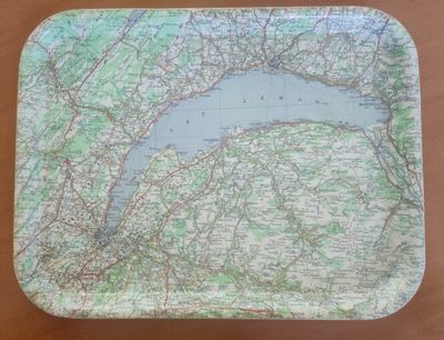 un plateau sur lequel est posée une carte, posé sur une table