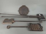 une photo montrant une collection d'outils anciens en fer posés sur une table