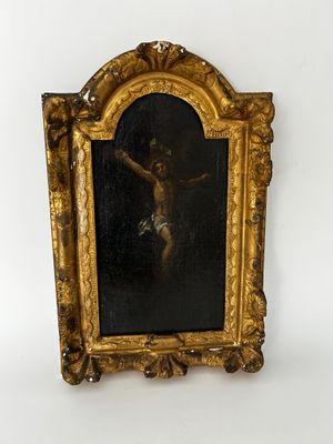 tableau représentant Jésus sur la croix, dans un cadre doré, sur fond blanc