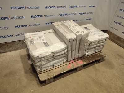 plusieurs piles de journaux empilées sur une palette devant un mur