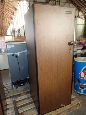 une photo d'un réfrigérateur dans un entrepôt, avec des palettes au premier plan