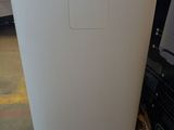 un réfrigérateur blanc posé sur une palette