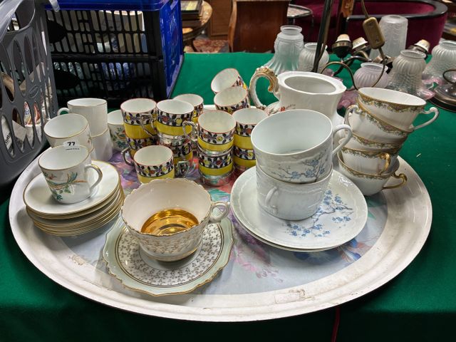 Ensemble de tasses et sous tasse à café, trois déjeuner, une théi