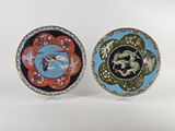 deux assiettes décoratives ornées d'oiseaux et de fleurs sur un fond blanc