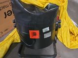 un sac jaune posé sur un seau noir