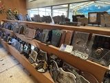 de nombreux sacs et sacs à main sur les étagères du magasin